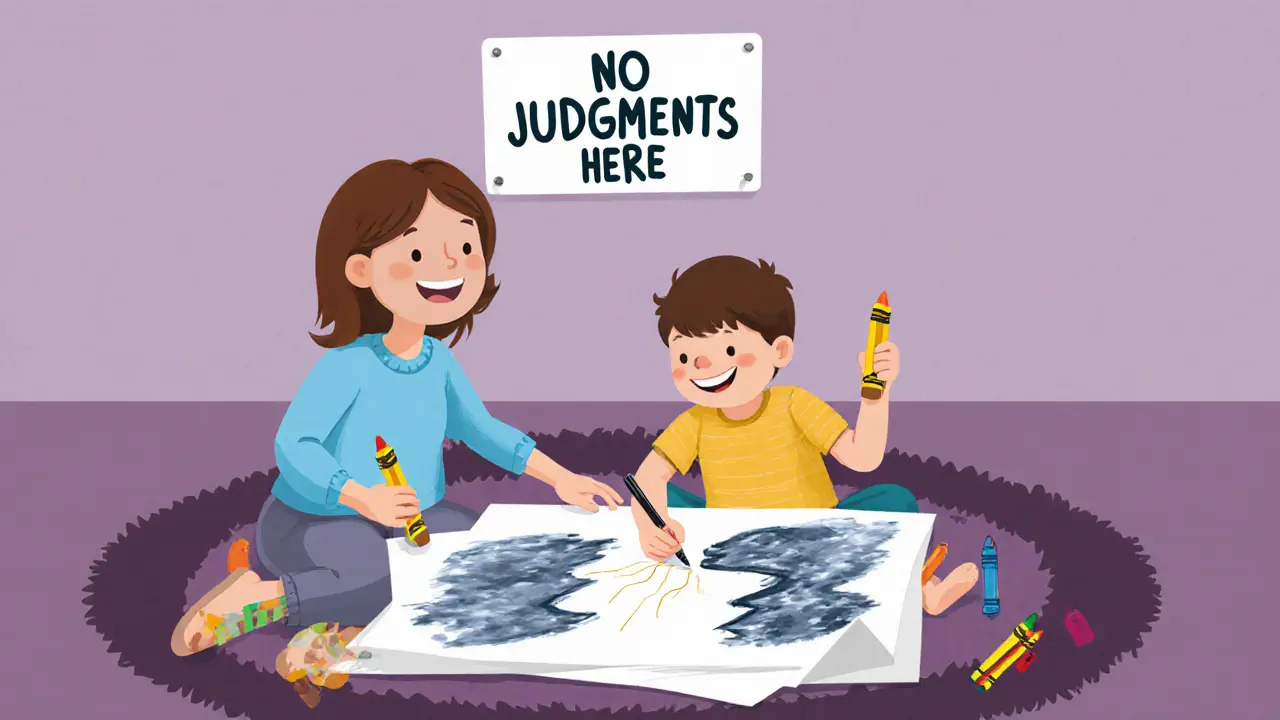 Dítě a psycholog společně kreslí na velkém papíře na pohodlném koberečku v klidné místnosti.