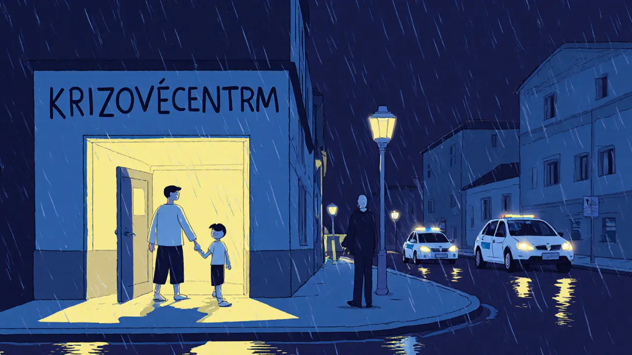 Dítě vchází do krizového centra v noci, zatímco venku prší a světlo budovy osvětluje cestu.