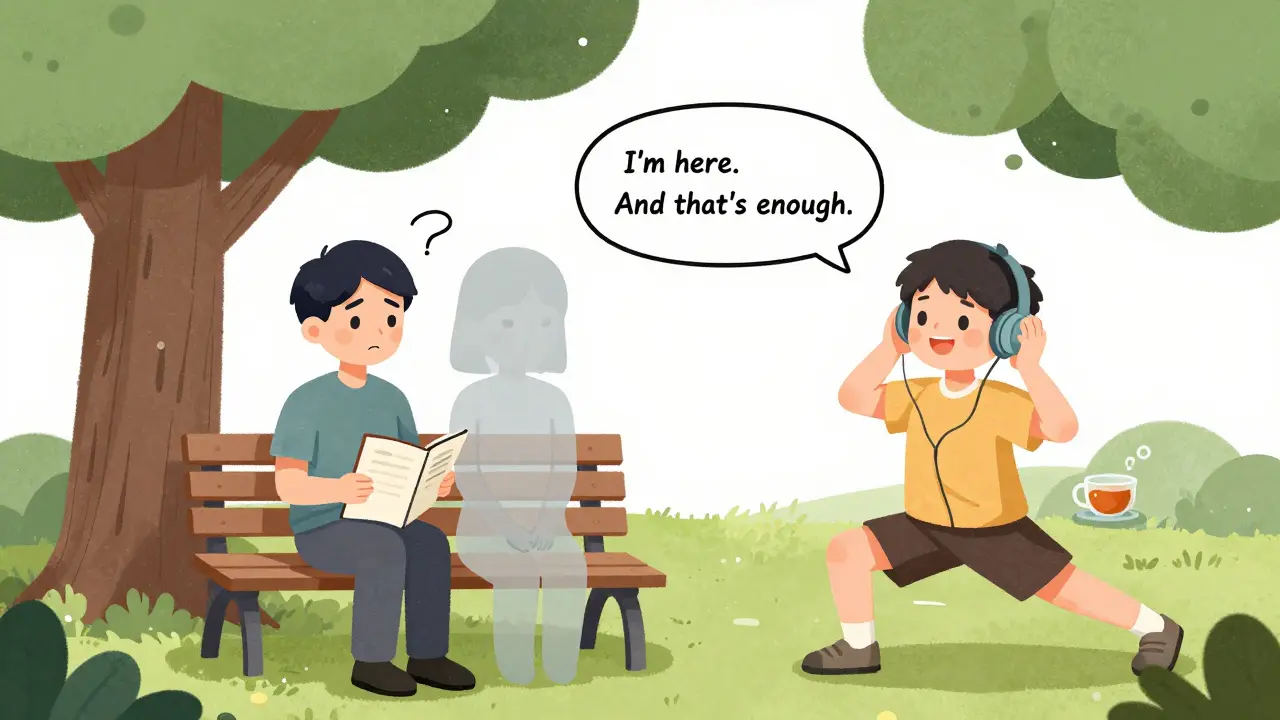 Klient na lavičce se zrcadlícími verzemi sebe — starou a novou, klidně se uvolňuje.